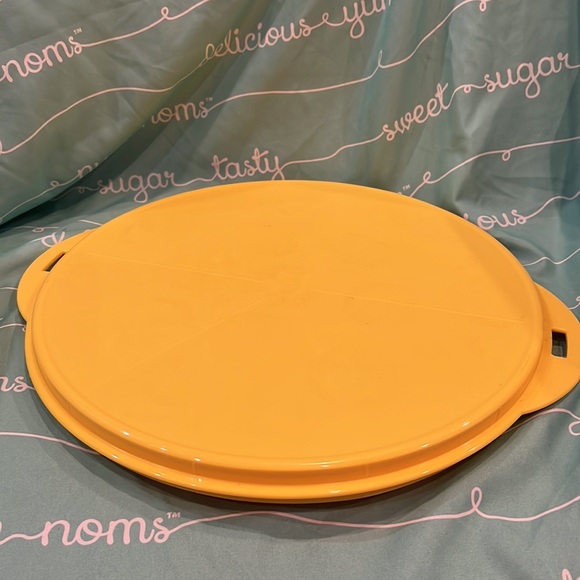 Tupperware 12” Round Cake Taker - Picture 2 of 2